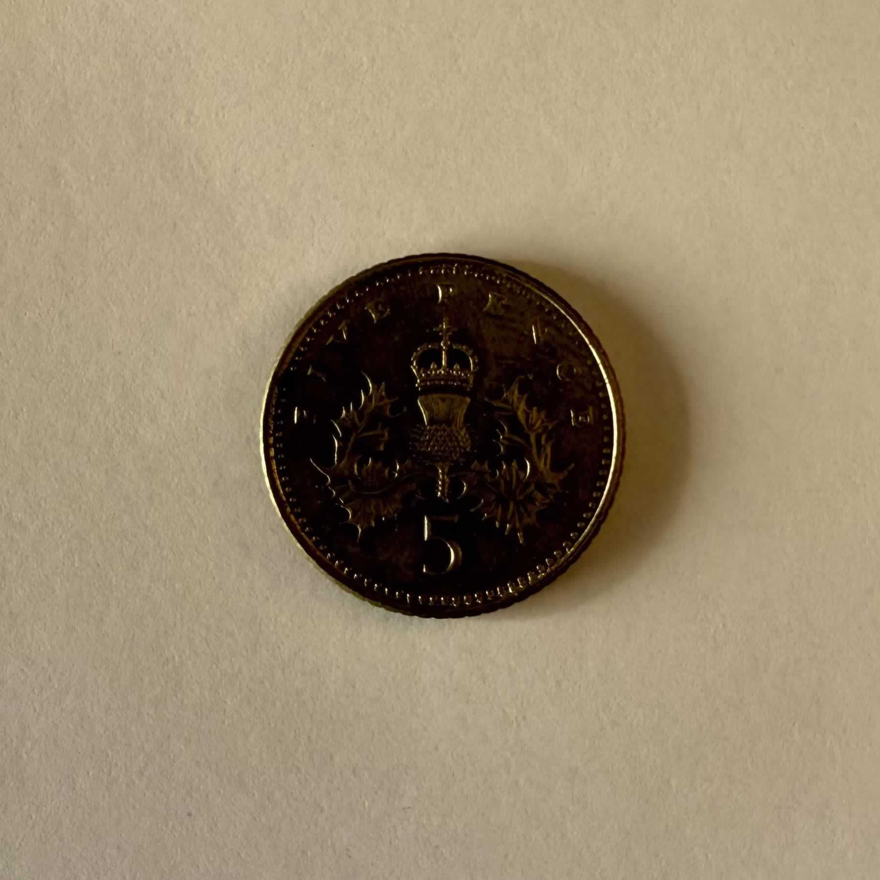 Anverso de 5 Pence, 2004, Reino Unido · Reina Isabel II 1982 - 2022