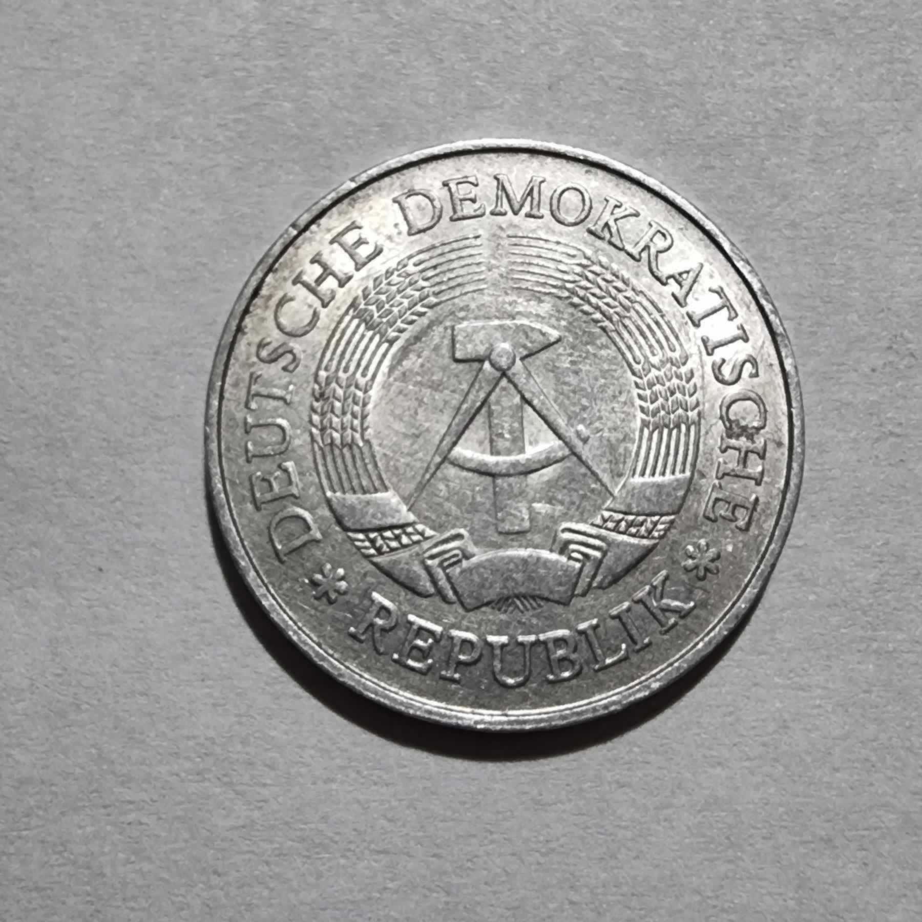 Anverso de 1 Mark, 1977