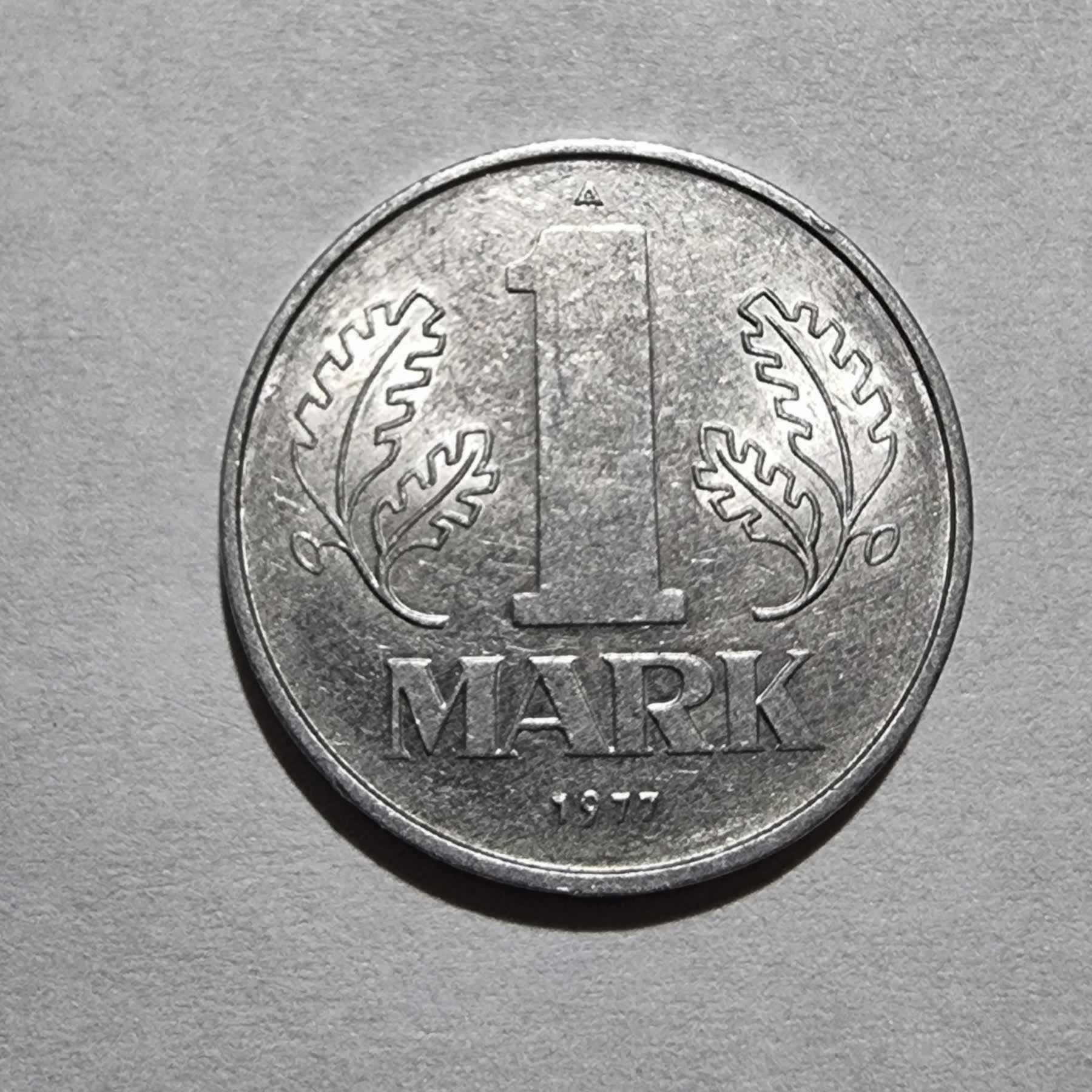 Reverso de 1 Mark, 1977