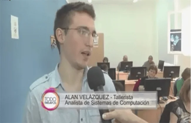 Alan Velázquez running a workshop at the Espacio Illia in Río Cuarto