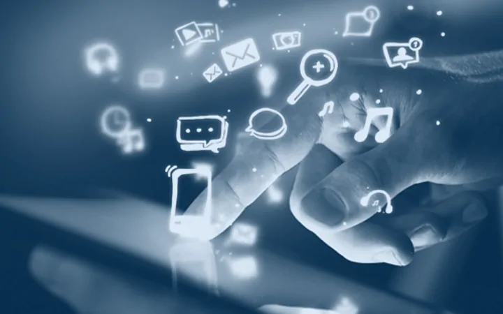 Equipo de desarrollo trabajando sobre una aplicación a medida